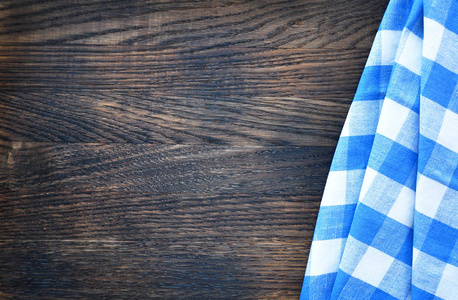 餐巾在木制背景上。顶部视图