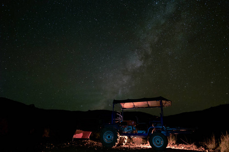 风景与银河和星在晚上在农村与 t