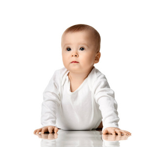 7月婴幼儿婴儿女孩躺在白色衬衫看角落