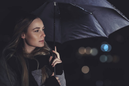 雨下美丽的女人