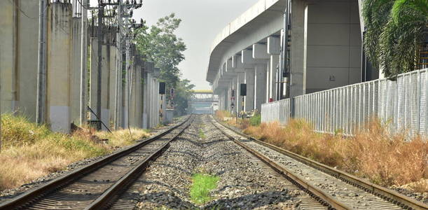 铁路, 铁路在泰国的农村。旧铁轨通过一个乡村地区的树木和植物在砾石压载在夏季的每一侧