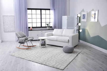 现代客厅内饰, 舒适的沙发和美丽的地毯