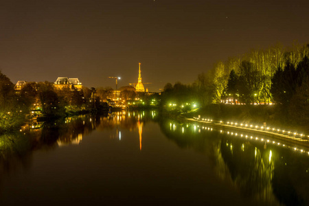 都灵全景与鼹鼠 antonelliana 在夜间