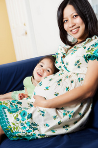 亚洲孕妇和她的女儿