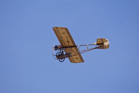 钢筋混凝土古董飞机在高飞行