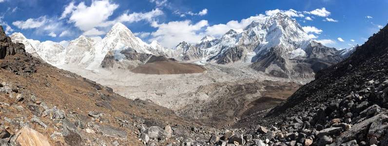 珠穆朗玛峰和 Pumori 全景