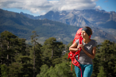 漂亮的女性的徒步旅行者，在山高