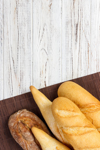 木桌上新鲜法式面包的分类