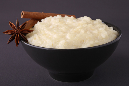 碗的米饭布丁