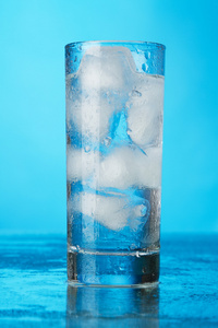 杯冰水蓝色的背景上
