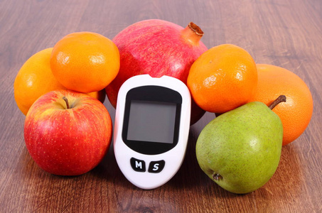 葡萄糖表用于检测新鲜水果糖尿病和健康营养观念的糖水平