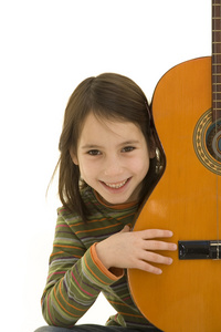 年轻的女孩玩吉他
