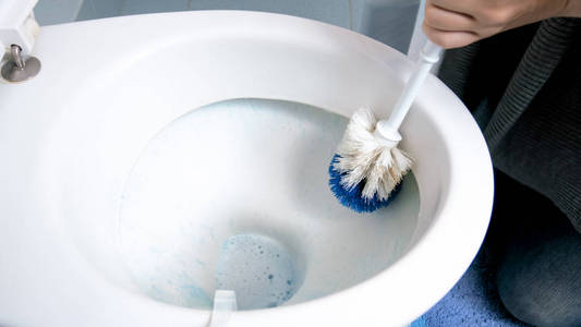 清洁厕所用蓝色刷子特写图像