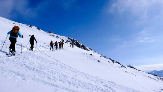 许多野外滑雪者和团体前往阿尔卑斯山滑雪之旅的高峰