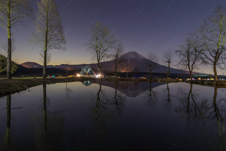 日出背景下的树与山富士近湖建设观