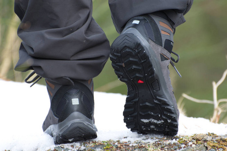 雪地上的登山靴