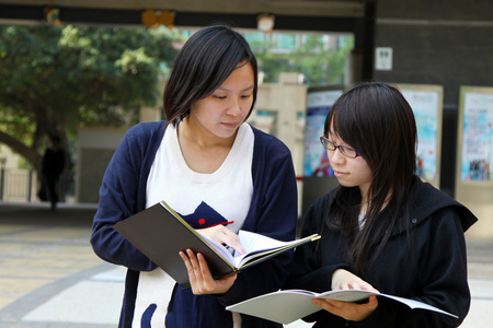 在研究和讨论在大学的亚洲学生