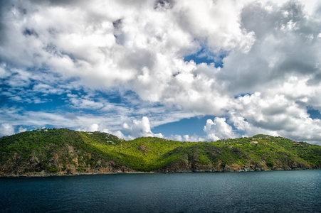 gustavia, 巴兹, 蓝天上的高山岸边。热带岛的暑假。野生自然和环境, 生态学。度假胜地和美丽的风景旅游