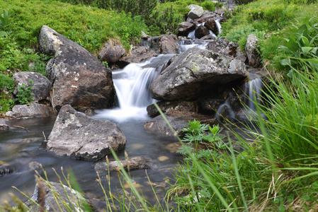 溪边山流水