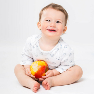 一个快乐的小孩子的肖像与一个苹果在他的手中