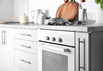 现代厨房电器白色烤箱