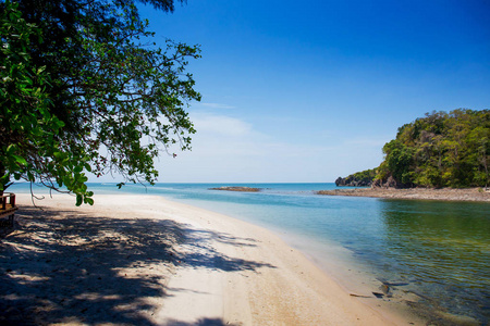 在泰国沙敦的植株国家公园, 海滩上有清楚的海和蓝天。夏季背景使用