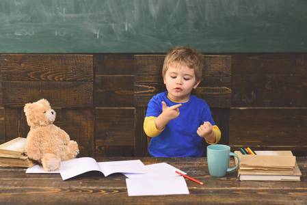 小孩子学会计数。用手加数字。幼稚园数学课