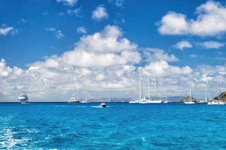 帆船, 船和船航行在蓝海在多云的天空在 gustavia, st. 巴兹。帆船和游艇探险。热带岛的暑假。水运和海运船