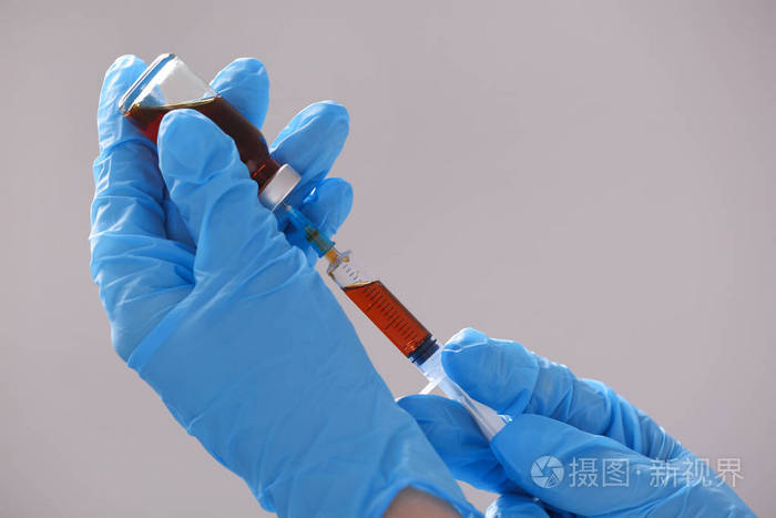 医生持注射器