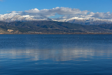 希腊伊庇约阿尼纳市 Pamvotida 湖和条与布莱德山的壮观全景景观
