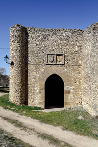 西班牙 Palazuelos 中世纪城墙中的山之门