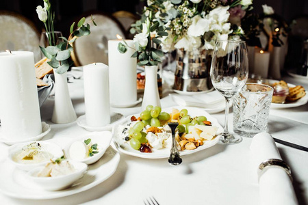 典雅的餐桌设置在婚礼当天
