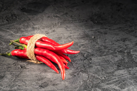 红辣椒辣椒和辣椒种子球在石桌墨西哥烹饪新潮色调图像的最低乡村风格