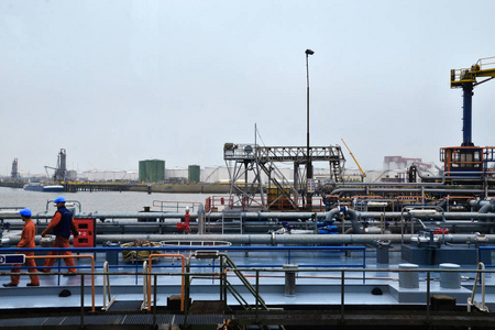 在荷兰的鹿特丹港附近的水上单色蓝景观的管道和燃料建设炼油厂工程师