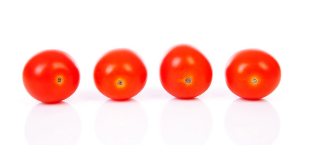 在一行中的四个樱桃西红柿。