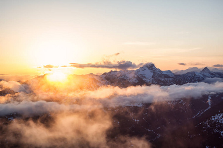 在充满活力的 sunsetd 中, 加拿大山脉醒目而美丽的空中景色。拍摄于加拿大不列颠哥伦比亚省温哥华以北