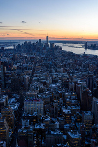 曼哈顿市中心天际线与摩天大楼在黄昏, 纽约市, 美国的风景视图