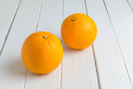 静物鲜橙果在老式白色木桌上