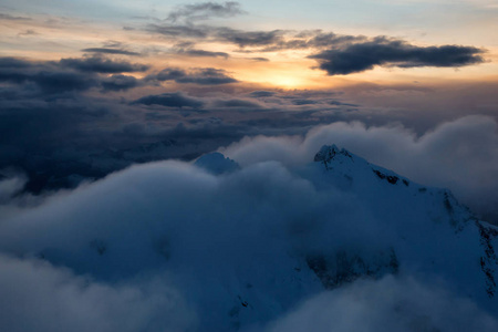 醒目和美丽的雪覆盖了加拿大的山风景。取自加拿大不列颠哥伦比亚省温哥华北部的空中透视图