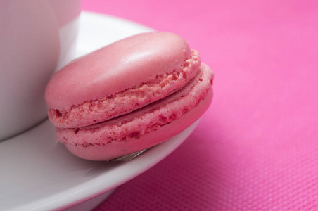 法国 macaron 糕点在粉红色背景下