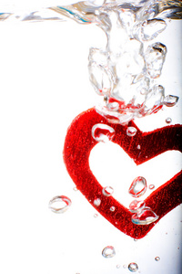 情人节与水中的红色心