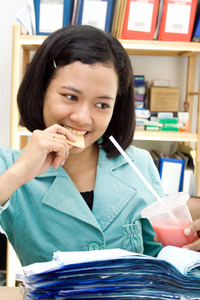 年轻女子在工作饮食