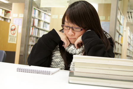 在图书馆学习的亚裔女子