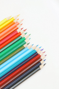 彩色铅笔排列在白色背景上