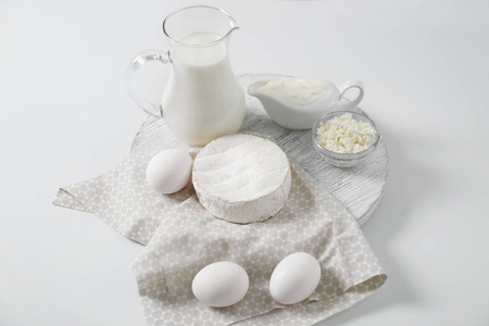 不同的乳制品和鸡蛋在白色背景下