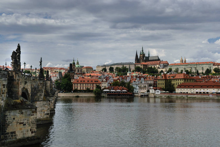 查看布拉格城堡横跨伏尔塔瓦河附近查尔斯桥梁