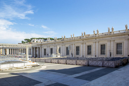 圣彼得广场与半圆柱廊与雕像 尺蠖广场 和圣彼得大教堂在梵蒂冈, 罗马, 意大利