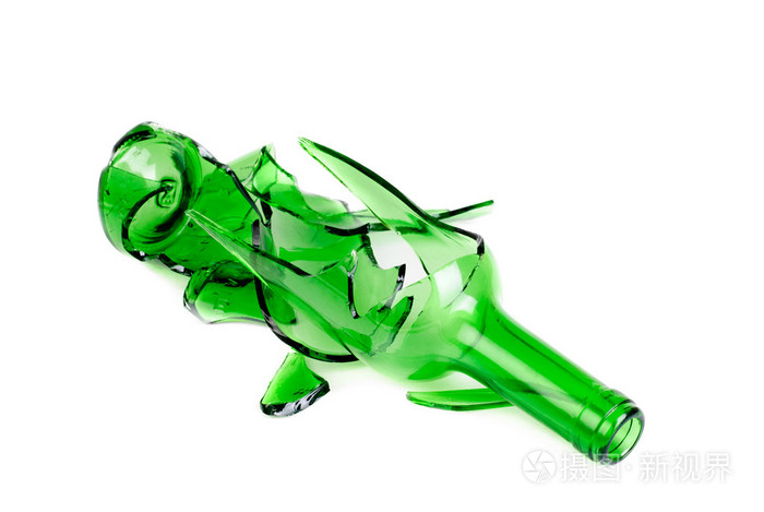 在白色背景上孤立的破碎绿色葡萄酒瓶
