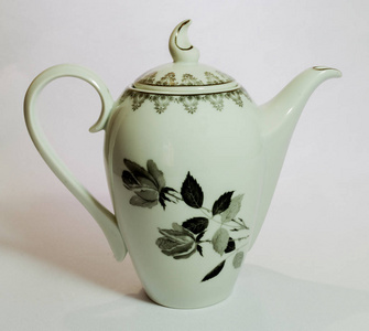 白色背景花艺术品的茶壶