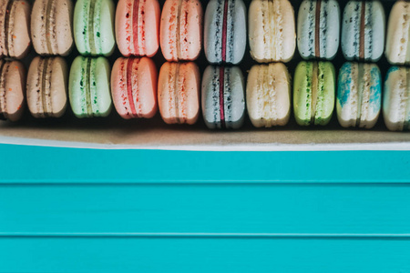 五彩蛋糕 macaron 或玛卡龙或杏仁饼干躺在一个盒子上的绿松石背景, 柔和的颜色, 复制空间